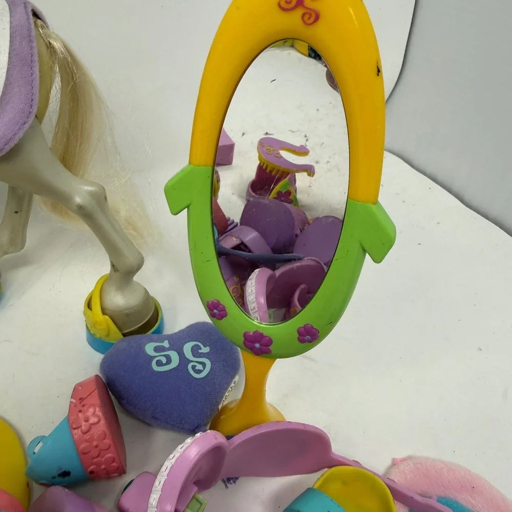 VTG Funrise Sassy Stable Horse and Accessories Lot Tan Purple Blue Yellow